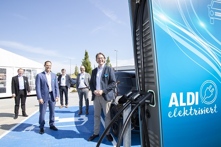 Bundesverkehrsminister Andreas Scheuer gab mit einem symbolischen ersten Ladevorgang in Passau den Startschuss für das Ladesäulen-Großprojekt von Aldi Süd.