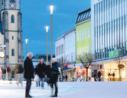 Mastleuchten sorgen in Innenstädten für eine gleichmäßige Lichtverteilung.