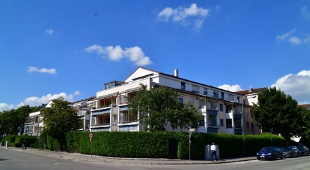 In diesem Augsburger Wohngebäude arbeitet in der Heizzentrale die eXergiemaschine.