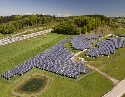 Photovoltaik: Hohe Akzeptanz in der Bevölkerung und preiswerte Stromerzeugung.