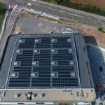 Die neue PV-Anlage auf dem Dach der Großsporthalle wird jährlich rund 300.000 kWh Solarstrom erzeugen und damit in etwa den Strombedarf von 125 Haushalten.