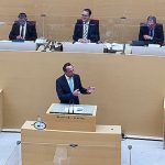 Bayerns Umweltminister Thorsten Glauber wirbt im Landtag für das Klimaschutzgesetz.