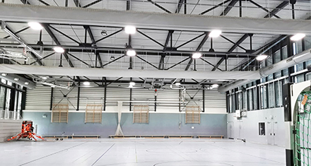 Intelligente Lichtsteuerung sorgt in der Drei-Felder-Sporthalle in Bad Homburg für eine bedarfsgerechte und energieeffiziente Hallenbeleuchtung.