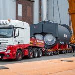 Der Heißwasserkessel wurde per Schwerlast-Lkw auf dem swb-Gelände an der Otavistraße angeliefert.