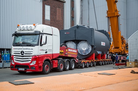 Der Heißwasserkessel wurde per Schwerlast-Lkw auf dem swb-Gelände an der Otavistraße angeliefert.