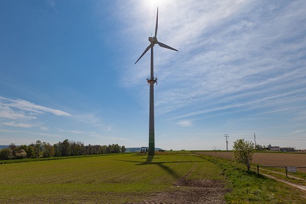 Der Strom des Regensburger Bürgerwindkraftwerks wird in Zukunft durch die REWAG vermarktet.