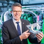 2G Energy-CEO Christian Grotholt mit dem Preis zum zweiten Platz beim Umweltwirtschaftspreis