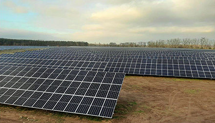 Der von der juwi-Gruppe außerhalb der EEG-Förderung geplante und gebaute Solarpark Metzdorf II in Brandenburg liefert nun Ökostrom für Tübingen.