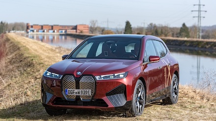 Ein BMW iX vor dem Uppenbornwerk