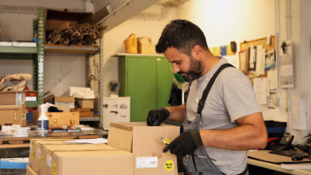 Das prego-services-Logistikcenter füllt im Regelturnus das Materiallager in Bad Nauheim auf.