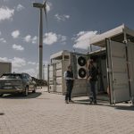 Mittels Windstrom wird in einer Elektrolyseanlage grüner Wasserstoff produziert und für Mobilitätszwecke gespeichert.