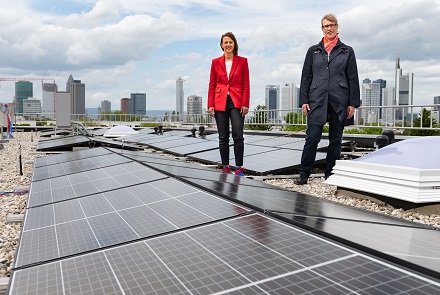 Mainova-Vorständin Diana Rauhut (l.) und NHW-Geschäftsführerin Monika Fontaine-Kretschmer auf der PV-Anlage in der Fritz-Kissel-Siedlung.