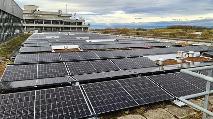 Die neue PV-Anlage auf dem Uni-Campus in Bad Krozingen kann 450.000 kWh Strom im Jahr für den Eigenverbrauch erzeugen.