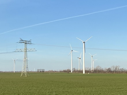 Mithilfe eines Mustervertrages will BBH durch kommunale Teilhabe die Akzeptanz von Windenergie an Land verbessern.