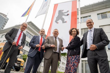 Gemeinsames Hissen der Berlin-Flagge symbolisiert Rückkehr der Stromnetz Berlin GmbH zum Land Berlin.