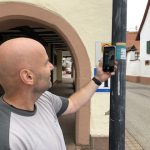 Michael Schenck von der Pfalzwerke Netz testet den QR-Code.