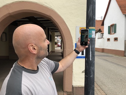 Michael Schenck von der Pfalzwerke Netz testet den QR-Code.