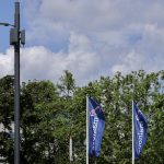 In ihrem Kopf trägt die Straßenleuchte die für die 5G-Versorgung nötigen Antennen.