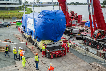 Neun BHKW-Motoren wurden mit dem Schiff nach Bremen-Hastedt geliefert und dort an Land gehievt.