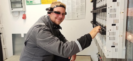 Cool schaut sie auch noch aus. Über eine Datenbrille steht Leon Toska von den Heidjers Stadtwerken im Austausch mit seinem Meister im Büro.