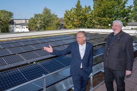 ESWE-Vorstandsvorsitzender Ralf Schodlok (links) und GWI-Geschäftsführer Torsten Tollebeek vor der neuen Photovoltaikanlage in der Hasengartenstraße.