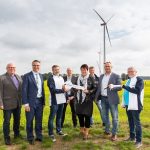 Schlüsselübergabe zur Einweihung des Windparks Hoort.