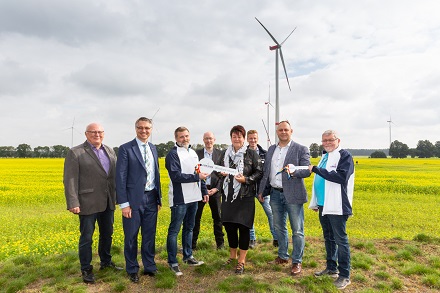 Schlüsselübergabe zur Einweihung des Windparks Hoort.