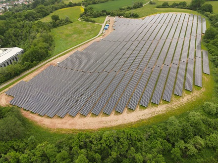 Mehr als 14.000 Solarmodule versorgen ab sofort 2.200 Haushalte im saarländischen Nalbach mit Strom.