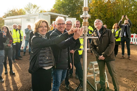 Ministerpräsidentin Malu Dreyer bei der Entzündung der Gasfackel.