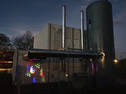 Das Heizhaus des ersten Bauabschnitts in Bayerns größter Solarthermieanlage.