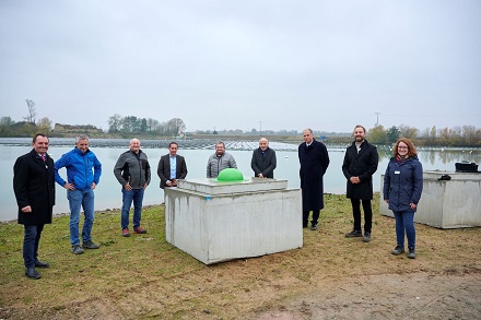 Symbolische Inbetriebnahme der schwimmenden PV-Anlage.