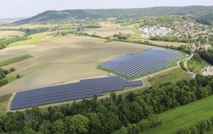 Knapp 6.700 Quadratmeter misst die neue Freiflächen-Photovoltaikanlage der Stadtwerke. Rechts im Bild ist die ältere