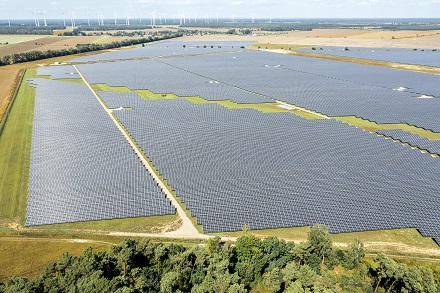 Der neu eingeweihte Solarpark Weesow-Willmersdorf wird von 465.000 Trina Solar-Doppelglas-PV-Modulen mit einer installierten Gesamtleistung von 187 MW gespeist.