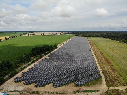 Der neue PV-Park leistet 59 Megwatt peak und kann 2.500 Haushalte versorgen.