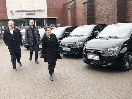 Senatorin Claudia Schilling mit Staatsrat Björn Tschöpe (links) und dem Leiter der JVA