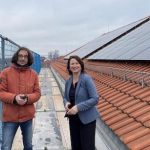 Ministerin Anja Siegesmund friert mit dem Projektleiter vor den fertig installierten Solarmodule auf dem Dach des Thüringer Umweltministeriums. Die Sonne darf kommen.