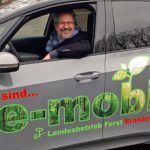 Ellenbogen aus dem Fenster wie ein Gangster: Der brandenburgische Klimaschutzminister in einem der neuen Elektroautos.