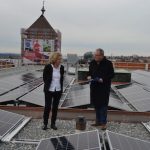 Baubürgermeisterin Angela Weiskopf und Oberbürgermeister Thomas Keck besichtigen die 220 in Ost-West-Ausrichtung aufgeständerten Module der Photovoltaikanlage auf dem Dach des Reutlinger Rathauses.