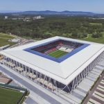 Auf dem Dach des neuen Fußball-Stadions des SC Freiburg wird ein Solarkraftwerk errichtet.