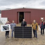 Auf dem Dach dieser Halle wurden 240 Solarmodule auf 530 Quadratmetern installiert.