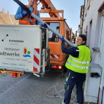 Fabio Kowalke (l.) und Dominik Schwirtz rüsten die Straßenbeleuchtung an der Kaiserstraße auf intelligente LED-Technik um.