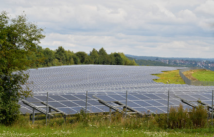 Trianel erweitert sein Direktvermarktungsangebot für erneuerbare Energien auf Solarkraftwerke.