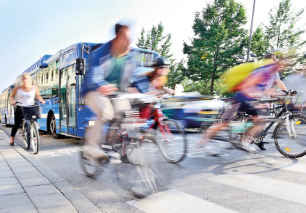 Der Verkehr rollt unermüdlich durch unsere Städte.