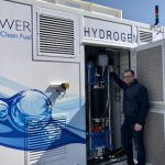 Mithilfe des Elektrolyseurs wird in Emden Wasserstoff aus überschüssigem Windstrom produziert.