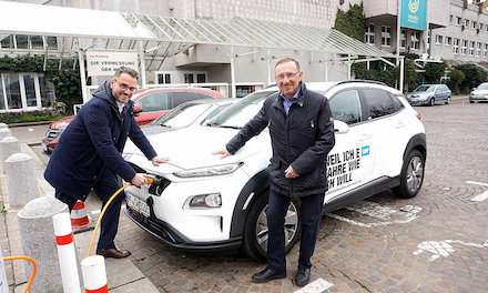 Oberbürgermeister Peter Boch (links) und SWP-Geschäftsführer Herbert Marquard sind froh