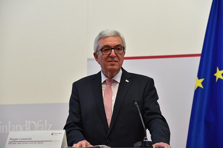 Innenminister Roger Lewentz bei der Pressekonferenz zum LEP IV.