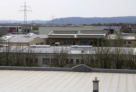 Die erste Photovoltaikanlage aus der Solar-Initiative der Stadtwerke Schwäbisch Hall befindet sich in direkter Nachbarschaft zum Heizkraftwerk.