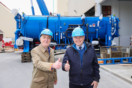 Rüdiger Siechau (links) und Michael Pollmann vor einer Absorptionswärmepumpe.