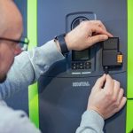 Kiwigrids neues Gateway VoyagerX zur herstellerunabhängigen Vernetzung und Optimierung von dezentralen Energiegeräten wird einfach am Gerät installiert.