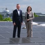 Troester-Geschäftsführer Bernd Pielsticker und enercity-CEO Susanna Zapreva bei der Übergabe der PV-Anlage.